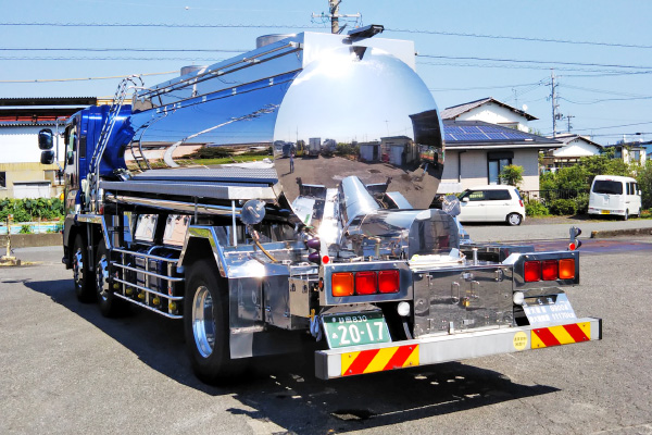 液状タンクローリー車